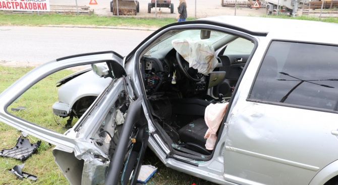 Млад шофьор катастрофира с автомобил "Фолксваген Поло" на кръгово кръстовище