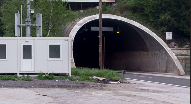 Възстановено е движението в тунел „Ечемишка“ в посока Варна. Това