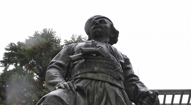 Бюст-паметник на Капитан Петко Войвода ще бъде поставен на алеята