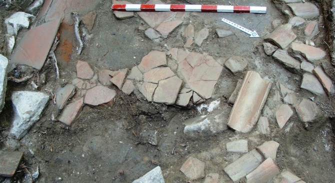Останки от римско жилище с глинен водопровод, както и гроб