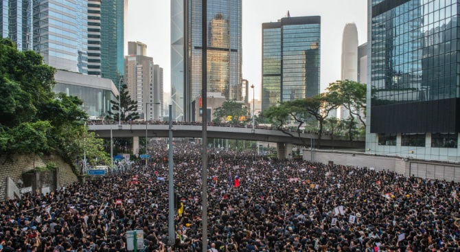 Няколко хиляди жители на Хонконг протестираха днес в пограничен град