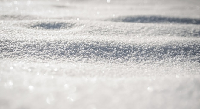 Студена въздушна маса, проникнала от северозапад, донесе сняг в Румъния