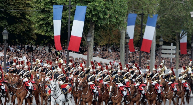 В Париж започна традиционният военен парад по случай националния празник