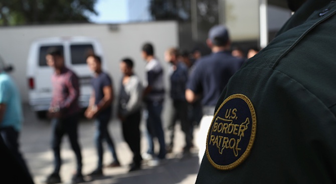 Властите в десет американски града започват арести и масови депортации