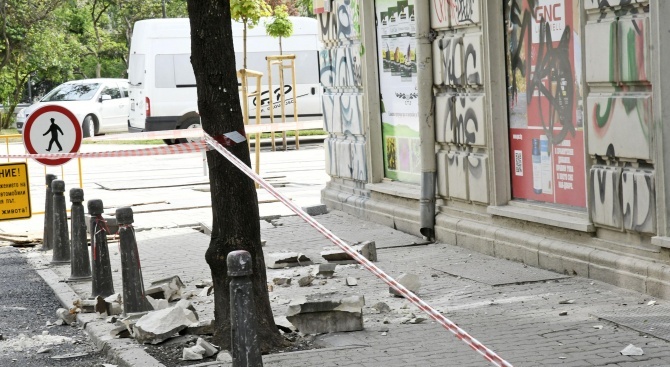 За опасна сграда в центъра на Благоевград сигнализираха зрители на