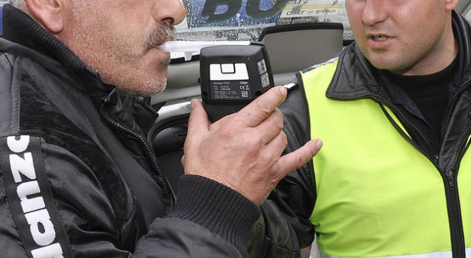 Полицаи от Ловешко задържаха шофьори с над 2,2 промила алкохол,