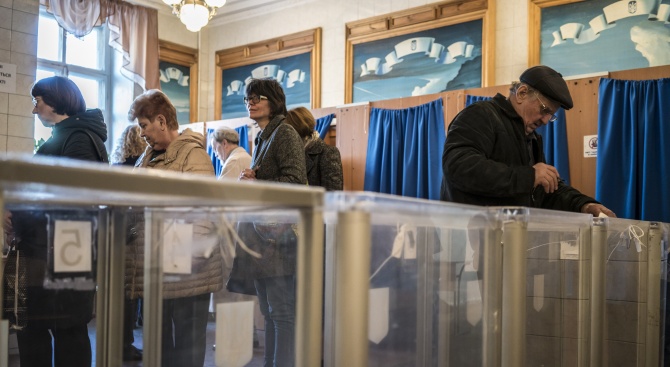 Украинците гласуват днес на предсрочни парламентарни избори. Очаква се на