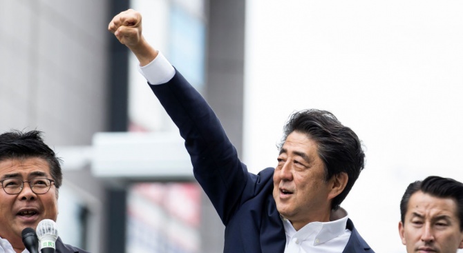 Управляващата коалиция на японския премиер Шиндзо Абе ще запази мнозинството