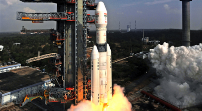 Индийската организация за космически изследвания изстреля към Луната космическата си