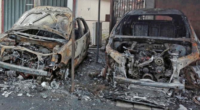 10 леки коли и камион изгоряха напълно в бояджийски цех
