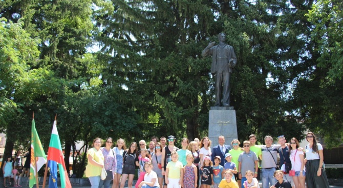 Жителите на родния град на Никола Вапцаров - Банско, почетоха