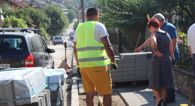 Стартира ремонтът на тротоарната настилка по ул. ,,Димитър Благоев“ в