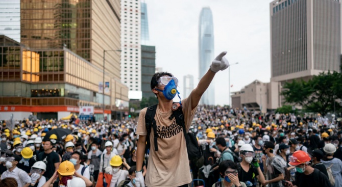 Десетки антиправителствени демонстранти нарушиха днес работата на метрото в китайския