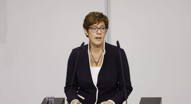 Анегрет Крамп-Каренбауер положи днес клетва като германски министър на отбраната