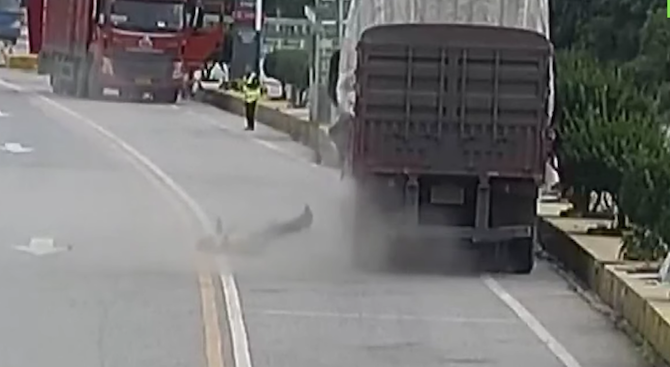 Гума на камион експлодира, докато шофьорът се опитва да извади