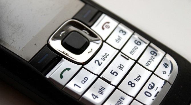Петима души са задържани за телефонни измами в Бургас. Това