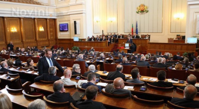 Депутатите гласуват ветото на президента за сделката за нови изтребители.