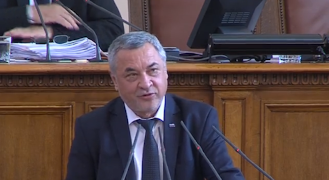 Валери Симеонов, лидер на НФСБ, коментира от парламентарната трибуна на