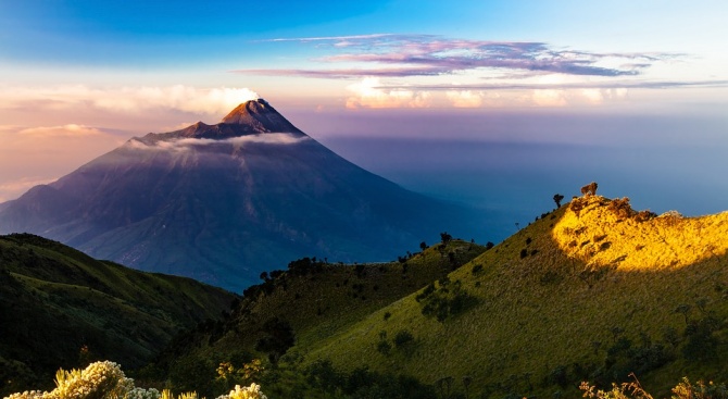 Вулкан изригна днес в индонезийската провинция Западна Ява, изхвърляйки пепел