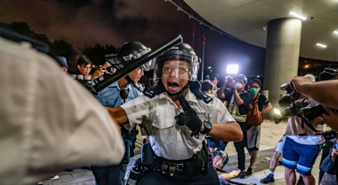 Хонконгската полиция за борба с безредиците използва сълзотворен газ срещу