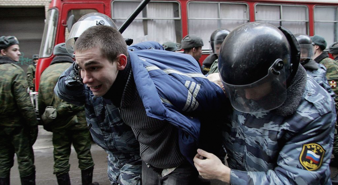 Руската полиция е арестувала 1373 души, излезли вчера на демонстрация