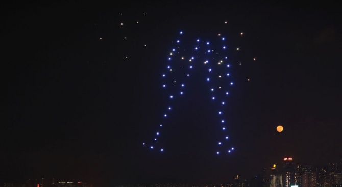 Светещи дронове забавляваха посетителите на фестивал в Китай, предаде Нова
