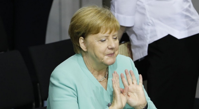 Германският вестник "Зюддойче цайтунг" коментира бавното оттегляне на канцлерката Ангела