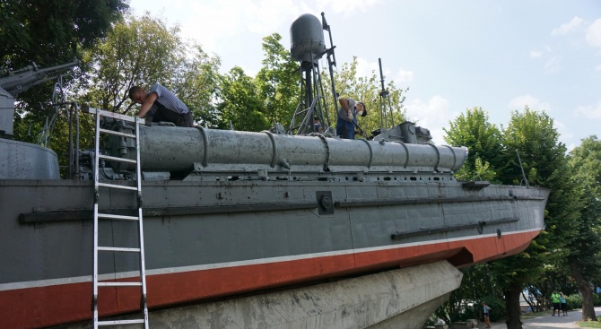 Моряци от военноморските сили започнаха козметичен ремонт на катера пред