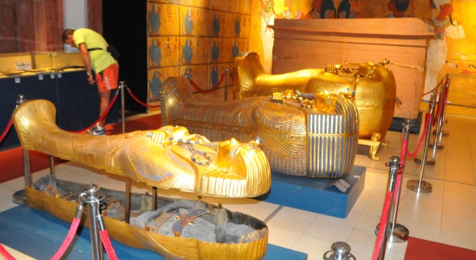 Продължава потока от посетители на изложбата "Тутанкамон - една недовършена