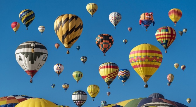 Стотици участници във фестивал на балоните във Франция се подготвяха