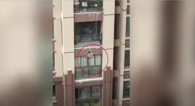 В Китай спасиха 3-годишно момче, което висяло от балкон на