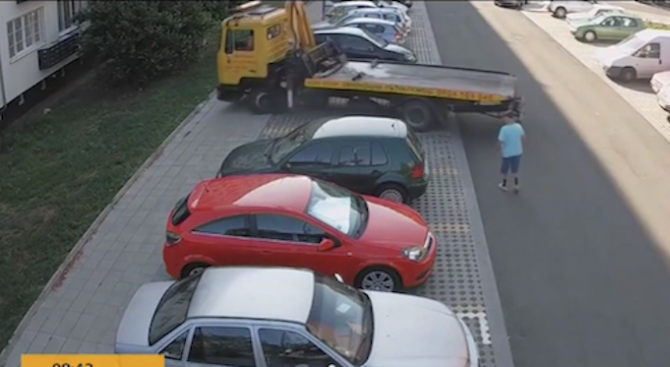Камион на "Пътна помощ" потроши плочките на тротоар край нов