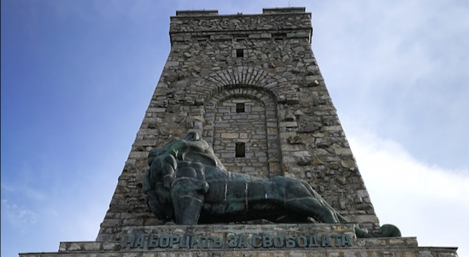 Реставрацията на голямата скулптура на лъва от паметника на връх