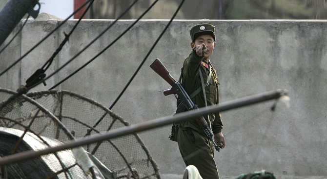 Севернокорейски войник избяга в Южна Корея, преминавайки през Демилитаризираната зона,