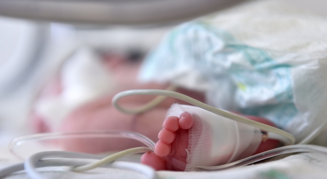 Лекари се пребориха за живота на преждевременно родено бебе в