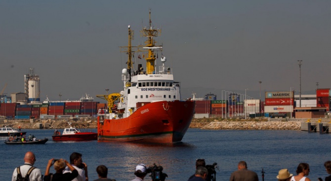 Корабът "Оупън Армс" на испанската хуманитарна организация "Проактива Оупън Армс"