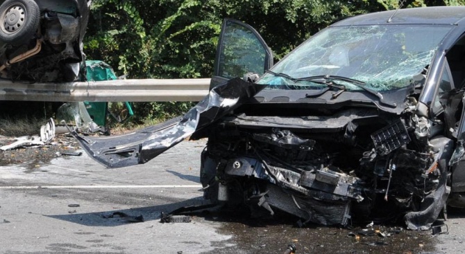 Петима души са пострадали при катастрофа между лек автомобил и
