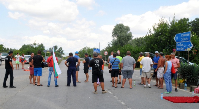 Четвърто денонощие продължава протестът на главния път Ямбол-Сливен заради искането