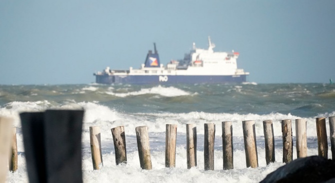 Новият кораб за спасяване на мигранти "Оушън вайкинг", нает от