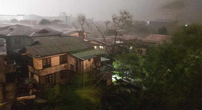 Тайфунът "Франциско" достигна днес южния японски остров Кюшу. Опустошителни ветрове