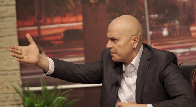 Бившият телевизионен водещ Слави Трифонов предприе първата крачка към създаването