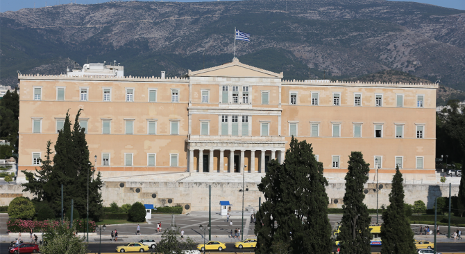 Гръцкият парламент прие снощи оспорван законопроект, внесен от премиера консерватор