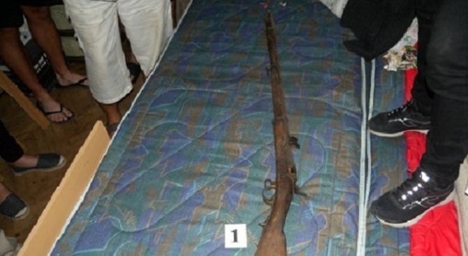 Множество боеприпаси и огнестрелно оръжие са открити в дома на