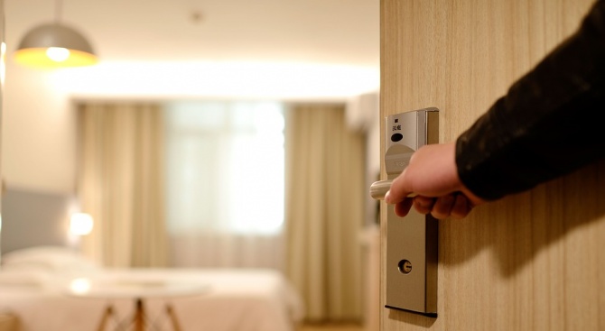 Жена сигнализира за насекоми в хотелската си стая във Варна,