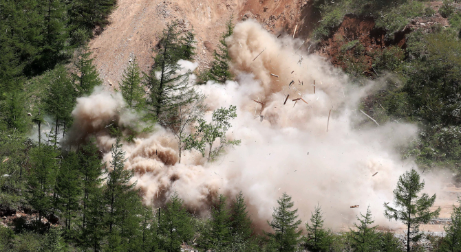Серия експлозии разтърси депо за боеприпаси в турската провинция Хатай