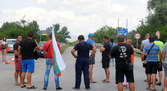 Областният управител на Сливен Чавдар Божурски е разговарял с протестиращите