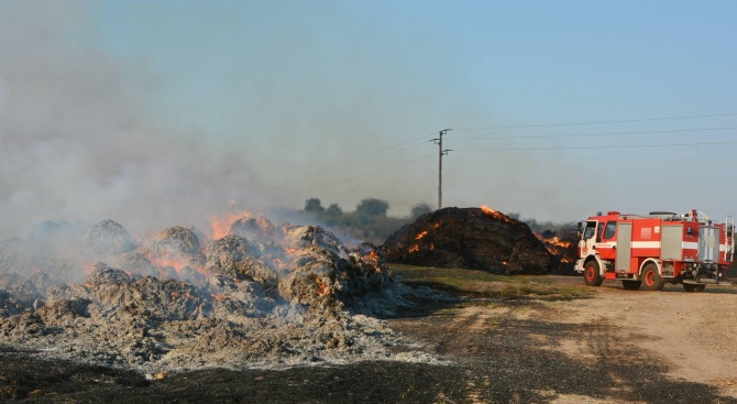 Пожар превърна в пепел 1000 бали, складирани до земеделско стопанство