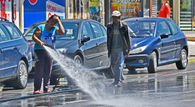 Продължава миенето на зони от улици в квартали на пет