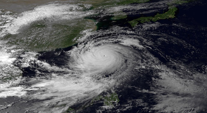 Тайфунът Лекима връхлетя днес южни японски острови, придружаван от силни