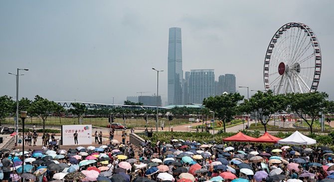 Протестиращи преминаха днес през два квартала на Хонконг въпреки забраната